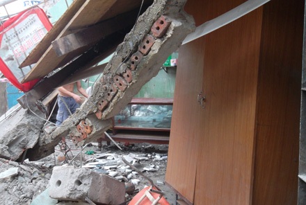 Nhà sập sau bão, chủ nhà thoát chết nhờ... cái tủ - 1 Chiếc tủ này giúp hai vợ chồng anh Quý thoát nạn