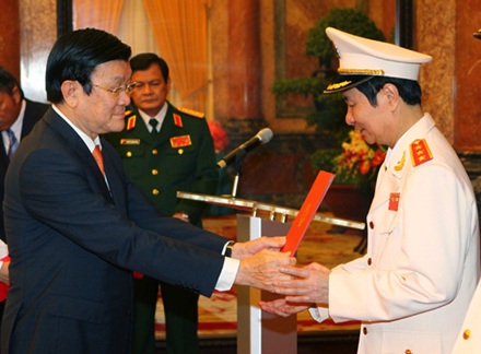 Thăng hàm Thượng tướng cho 3 cán bộ Công an - 2 Thăng hàm Thượng tướng cho 3 cán bộ Công an