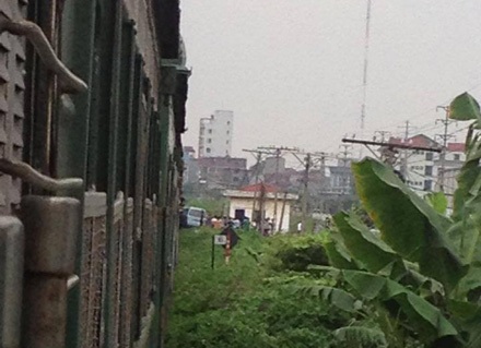 Tàu khách tuyến Hà Nội - Hải Phòng lại bị... ô tô tông - 1 Sau vụ việc, đoàn tàu phải dừng 30 phút để chờ thông tuyến