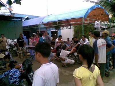 Tài xế xe ôm bị sát hại dã man giữa đêm khuya - 2 Người dân đến chia sẻ nỗi đau với thân nhân anh Dũng