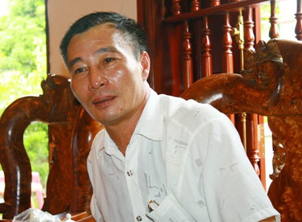 Lê Trung Tuấn trên một con đường Tây Bắc hoa vàng ngập lối