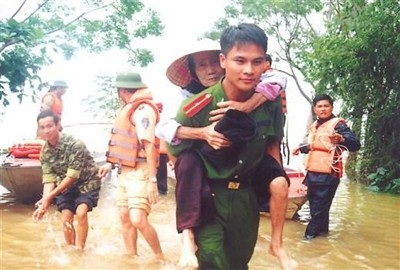 Xây dựng Công an nhân dân trong lòng nhân dân - 2 Chiến sỹ CAND giúp dân trong mùa lũ lụt