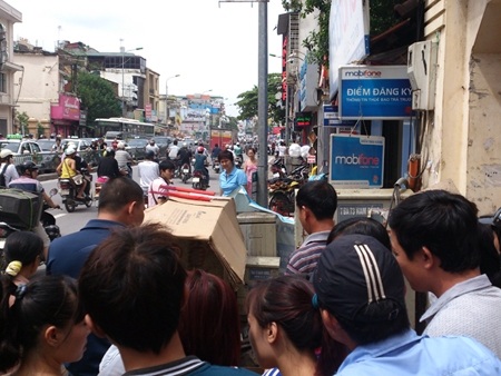 Phát hiện thi thể trẻ sơ sinh trong thùng rác - 4 Sự việc thu hút sự chú ý của đông đào người dân.