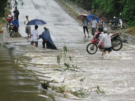 3 người chết và mất tích, hàng nghìn ha lúa ngập sau bão - 2 Ngầm Ngòi Nhuần lũ dâng cao nhưng các phương tiện vẫn liều lĩnh vượt qua. Ảnh: Lục Văn Toán/TTXVN