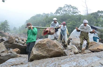Những hình ảnh tan hoang nơi trận lũ kinh hoàng đi qua - 7 Thi thể một nạn nhân vừa tìm thấy được đưa xuống