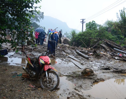 Những hình ảnh tan hoang nơi trận lũ kinh hoàng đi qua - 6 Thi thể một nạn nhân vừa tìm thấy được đưa xuống