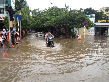 Hà Nội: Lao qua biển nước, hàng loạt xe chết máy - 11 Nút giao thông Liễu Giai - Phan Kế Bính ngập sâu