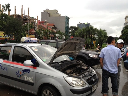 Hà Nội: Lao qua biển nước, hàng loạt xe chết máy - 13 Một ô tô nằm chết giữa đường, nhiều xe khác nằm chờ cứu hộ (Ảnh: Bảo Trung)