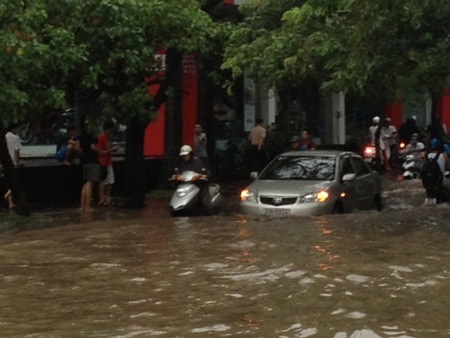 Hà Nội: Lao qua biển nước, hàng loạt xe chết máy - 12 Nút giao thông Liễu Giai - Phan Kế Bính ngập sâu