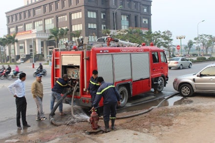 Xe cứu hỏa được tiếp nước bên ngoài khu đô thị (Ảnh: Nguyễn Dương)
