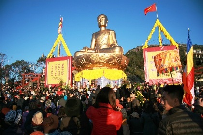 Nghĩ bên chân tượng Phật Hoàng - 1 Nghĩ bên chân tượng Phật Hoàng