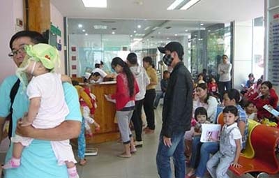 Xáo trộn cuộc sống vì dịch đau mắt đỏ - 2 Nhiều gia đình lũ lượt kéo nhau đi khám đau mắt đỏ