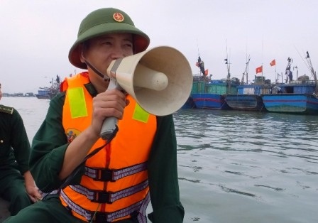 Bộ đội Biên phòng kêu gọi ngư dân chằng chống thuyền bè