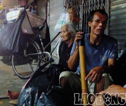 Góc tăm tối của “phồn hoa thứ nhất Hà thành” - 4 Anh Tiêu trong đêm Hà Nội. Anh sống ở vỉa hè bến xe, gầm cầu góc chợ đã mấy chục năm.