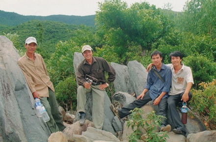 Chuyện tìm nước ngầm nơi Đại tướng yên nghỉ - 2 TS Bằng (giữa) cùng đoàn khảo sát tại Vũng Chùa - Đảo Yến