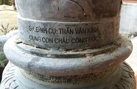 Tên của người công đức xây “chùa Phổ Xuân mới” được tạc vào đá tảng ngay chân cột, phía trước chùa