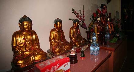 Tên của người công đức xây “chùa Phổ Xuân mới” được tạc vào đá tảng ngay chân cột, phía trước chùa