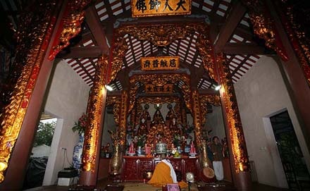 “Chùa mới” khang trang, đã có người tu hành về tụng kinh gõ mõ.