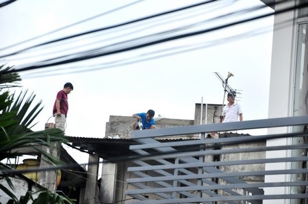 Người dân Đà Nẵng gia cố lại mái tôn chống bão (Ảnh: Công Bính)