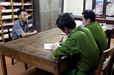 Bắt khẩn cấp 3 hung thủ trong vụ án "Xác chết không đầu" ở Hà Giang - 1 Điều tra viên phòng Cảnh sát điều tra Công an tỉnh Hà Giang lấy lời khai của hung thủ Sùng Mí Sính.
