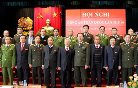 Giữ vững an ninh quốc gia, trật tự, an toàn xã hội trong mọi tình huống - 1 Tổng Bí thư Nguyễn Phú Trọng với các đại biểu dự Hội nghị. Ảnh: Doãn Tấn - TTXVN