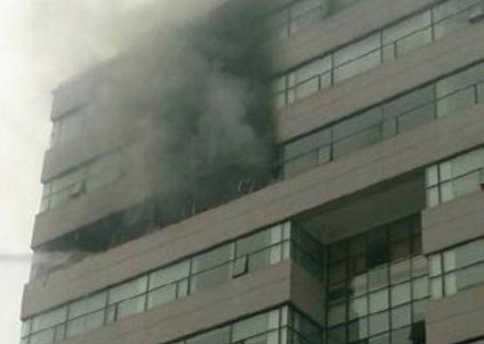 Cháy lớn tại giảng đường Đại học Ngoại thương Hà Nội - 5 Mảnh kính vỡ vương vãi dưới sân tòa nhà sau vụ cháy