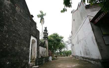 “Cuộc chiến” thắt lòng bên ngôi cổ tự