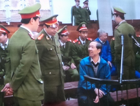 Trưởng ban Nội chính TW Nguyễn Bá Thanh dự phiên tòa xử Dương Chí Dũng - 1 Dương Chí Dũng trao đổi với lực lượng bảo vệ phiên tòa trước khi bắt đầu xử