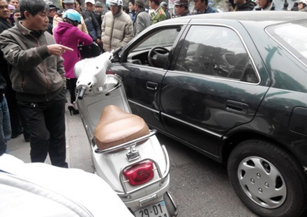 Sau cú va chạm, cửa xe ô tô bị chày xước