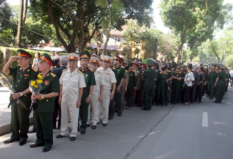 Dòng người xếp hàng vào viếng Đại tướng Võ Nguyên Giáp (Ảnh: Quang Phong)