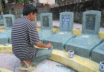 Gắn trộm bia lên mộ liệt sĩ vô danh - 1 Quản trang Lê Tắc Quyết bên một ngôi mộ vô danh vừa được gắn bia. Ảnh: HM