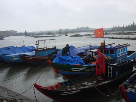 Siêu bão Haiyan đang tiến về phía ven biển miền Trung - 1 Ngư dân chằng buộc tàu thuyền trước khi bão vào