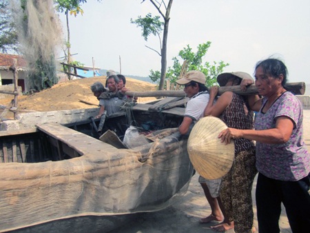 Người dân nỗ lực chuẩn bị đón bão