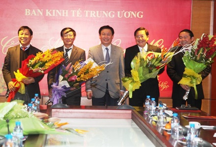 Bộ Chính trị bổ nhiệm 5 Phó Trưởng Ban Kinh tế Trung ương - 1 Bộ Chính trị bổ nhiệm 5 Phó Trưởng Ban Kinh tế Trung ương