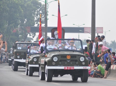 Đoàn xe chuẩn bị qua cầu Thăng Long (Ảnh: Lê Trường)