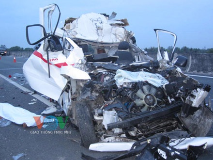 Tai nạn xe cứu thương: Hai anh em thoát chết trong gang tấc