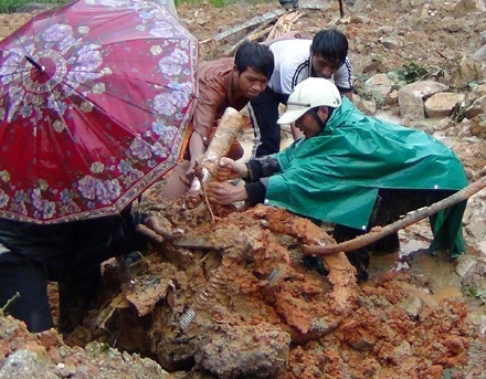 Lực lượng cứu hộ tìm thấy chiếc xe máy của hai vợ chồng ông Lang