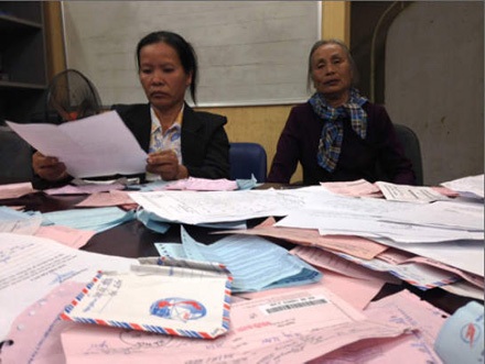 Hé lộ vài mối liên quan giữa "án oan 10 năm" và vụ Hàn Đức Long - 1 Người thân của tử tù Hàn Đức Long và những lá đơn kêu oan được gửi đi khắp nơi trong nhiều năm.