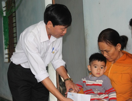 Bảo đảm quyền lợi bảo hiểm cho con trai phóng viên tử nạn - 1 Cán bộ Bảo Việt Nhân thọ đã đến thăm gia đình chị Hồng Sen