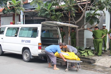Thi thể nạn nhân được đưa về nhà xác.