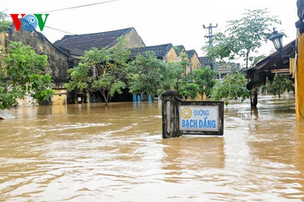 Phố cổ Hội An, nhiều nơi nước ngập xấp xỉ 3m