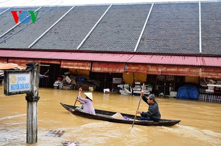 Phố cổ Hội An, nhiều nơi nước ngập xấp xỉ 3m