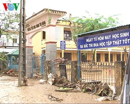 Trường tiểu học Hành Tín Đông, huyện Nghĩa Hành, tỉnh Quảng Ngãi vẫn còn ngổn ngang sau lũ.
