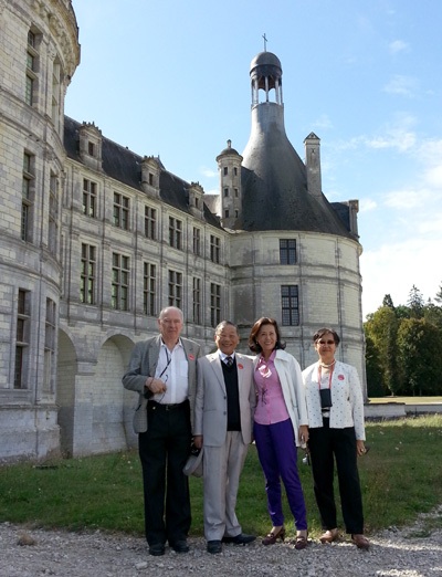 Tác giả (thứ hai từ trái sang phải) đứng cạnh bà Anoa trước lâu đài cổ Chambord.