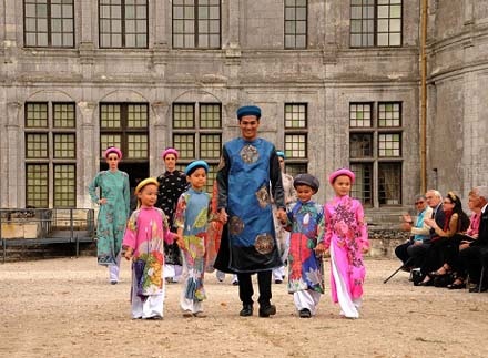 Thời trang Việt đến với Nam nữ thanh thiếu nhi Pháp tại Lâu đài Chambord.
