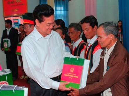 Thủ tướng và nỗi trăn trở xóa đói giảm nghèo - 1 Thủ tướng Nguyễn Tấn Dũng tặng quà đồng bào nghèo huyện Sa Thầy, Kon Tum. Ảnh: VGP/Nhật Bắc