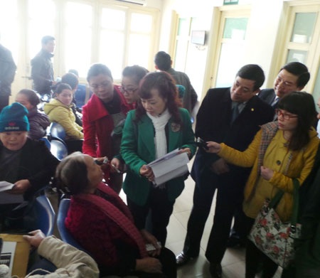 Bà Nhung tố với Bộ trưởng về thái độ nhân viên y tế tuyến cơ sở. Ảnh: H.Hải