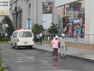 Rơi từ nhà cao tầng, một phụ nữ tử vong - 2 Lực lượng chức năng tiến hành điều tra vụ việc.