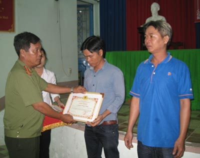 Khen thưởng “hiệp sĩ” dũng cảm bắt giữ kẻ cướp táo tợn - 1 Hình ảnh tại buổi lễ.