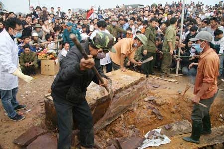 “Biển người” chen chân xem ngôi mộ cổ ở ngoại thành Hà Nội - 2 Theo